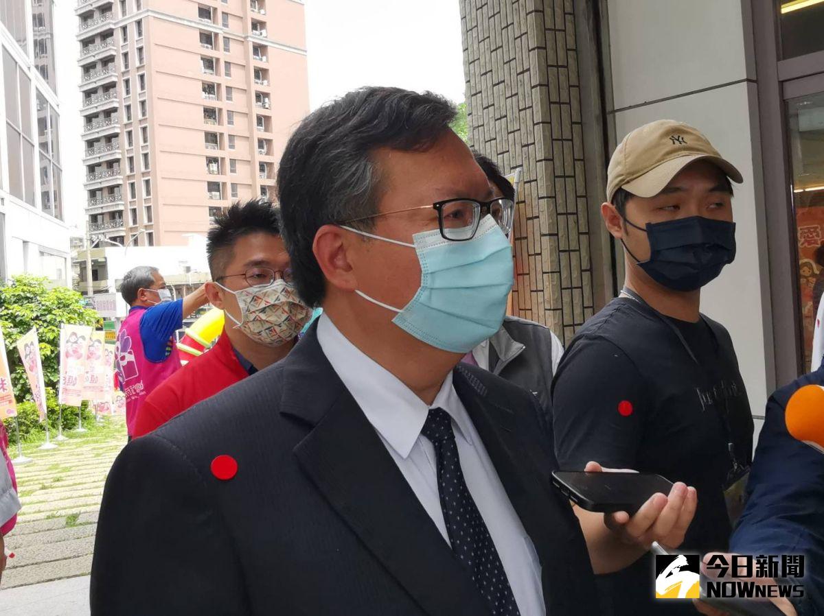 ▲鄭文燦表示，按照民航局規定，外籍機師由民航局管理，華航組員由華航管理，分住諾富特一館跟二館，混住的情形不應該發生。（圖／記者李春台攝，2021.05.01）