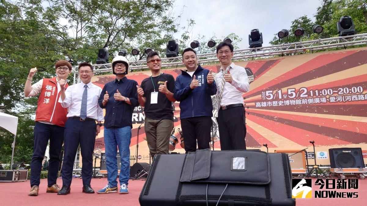 ▲二行程機車文化永續協會理事長呂志賢邀請高雄市長陳其邁、立委趙天麟、新聞局長董建宏、青年局長張以理、台灣基進新聞部主任張博洋等人到愛河畔參加「2021國際2T經典老車嘉年華」。（圖／記者鄭婷襄攝，2021.05.01）