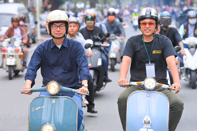 ▲高雄市長陳其邁也特別戴上安全帽，與300位車友一同騎著偉士牌追風。（圖／高雄市政府提供）