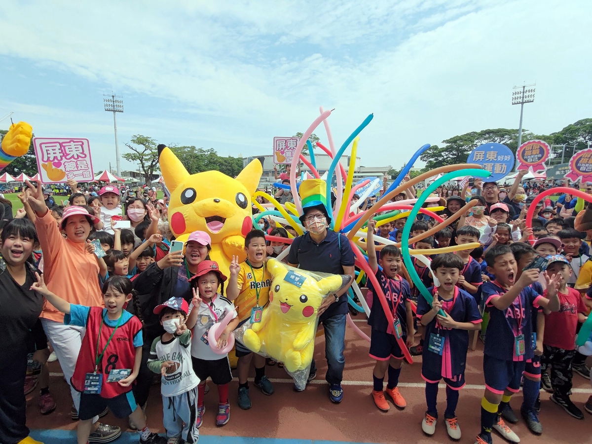 ▲屏東縣政府舉辦「全國囝囡同樂會」當潘孟安背著一身汽球出現時，全場更是歡聲雷動，爭相要和縣長阿伯拍照，小朋友的熱情讓潘縣長笑的差點招架不住。
（圖／屏東縣政府提供, 2021.05.01）