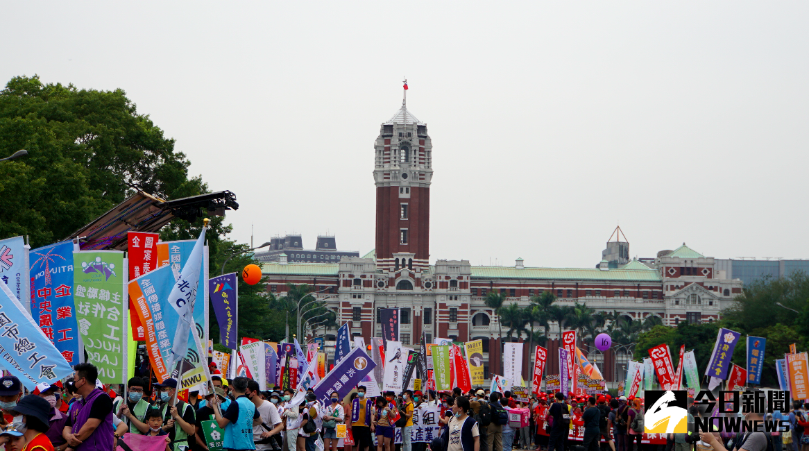 ▲五一勞動節，勞團於凱道前集結遊行要求加薪、保年金。（圖／記者呂炯昌攝，2021.05.01）