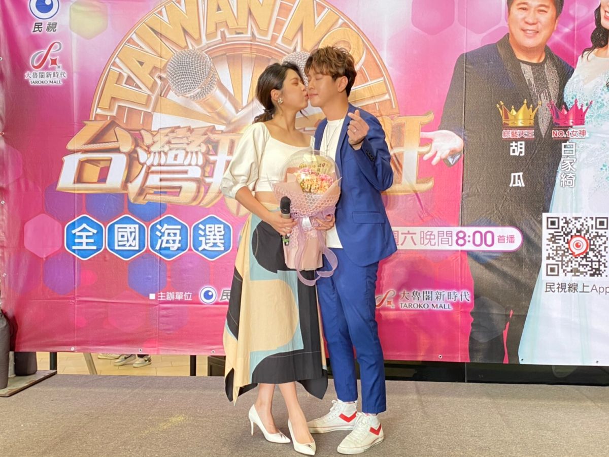 ▲白家綺感動親吻老公吳東諺。（圖／民視提供）