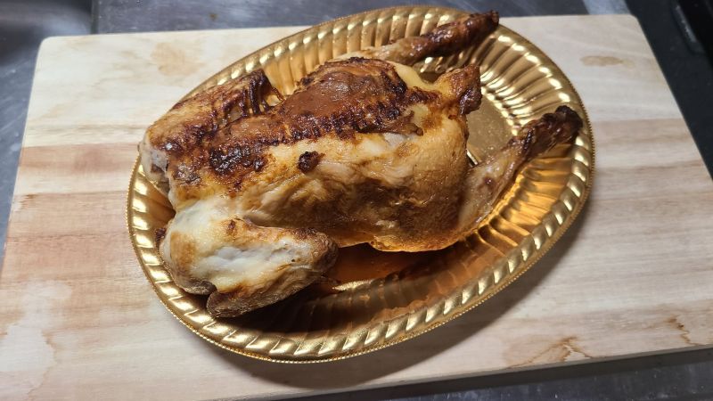 ▲有名日本網友相當喜歡生物，於是將超市買的烤雞，重新製作成標本。（圖／翻攝自《@sakanakudo》Twitter ） 