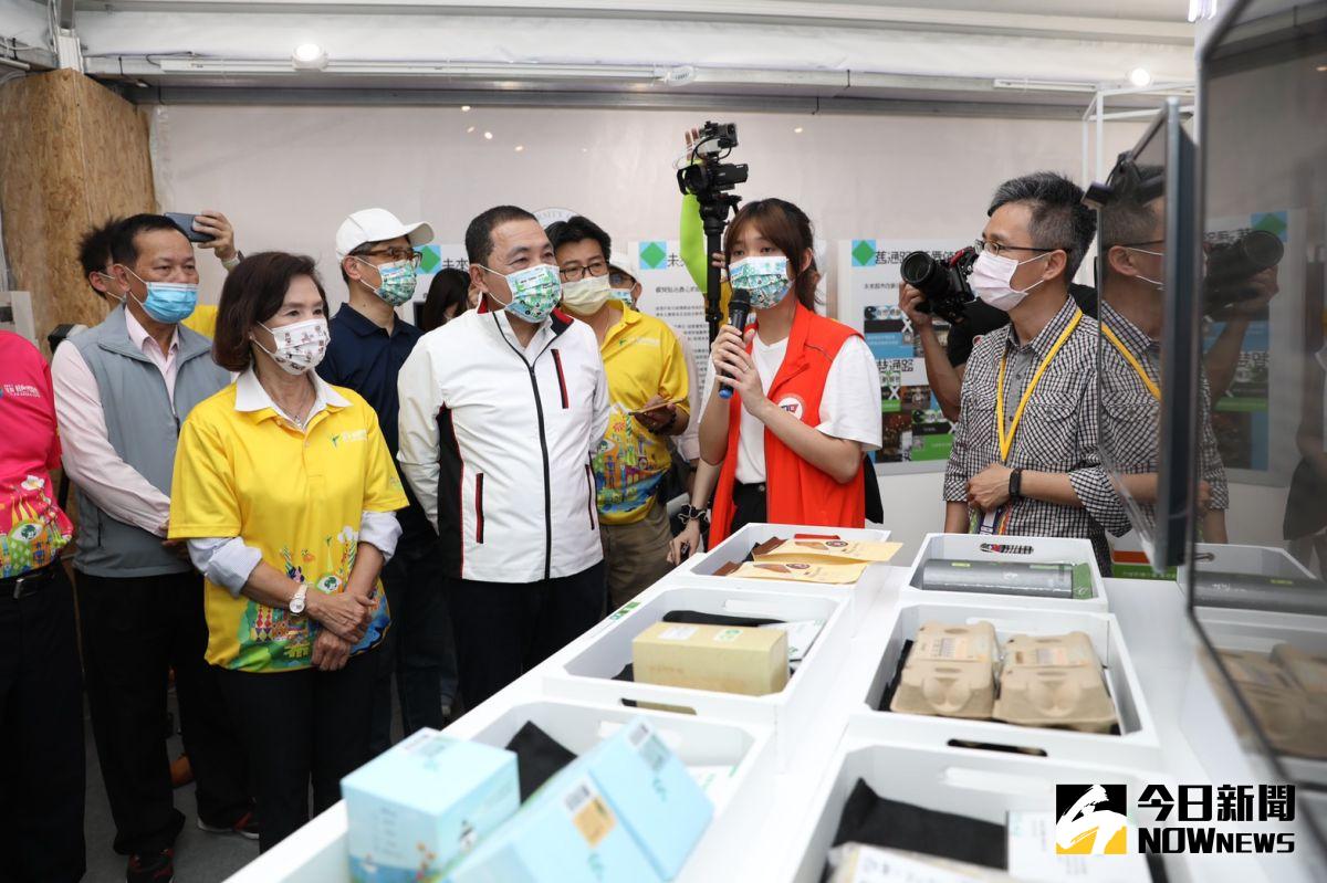 ▲致理科大學生向新北市長侯友宜及宜蘭縣長林姿妙說明未來超市的概念及規劃。（圖／記者陳志仁攝，2021.05.01）