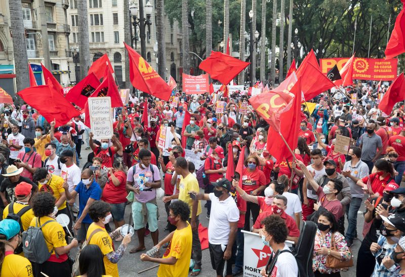 ▲數千名巴西人今天走上街頭聲援右翼總統波索納洛（Jair Bolsonaro），完全無視於境內COVID-19疫情加劇；反政府派人士則選擇在線上舉行抗議活動。（圖／美聯社／達志影像）