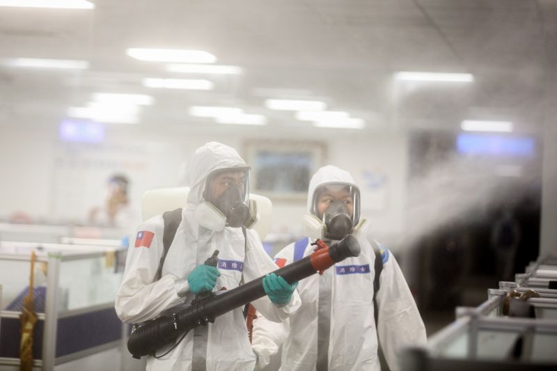 杜絕病毒擴大傳播　陸軍化學兵協助華航消毒
