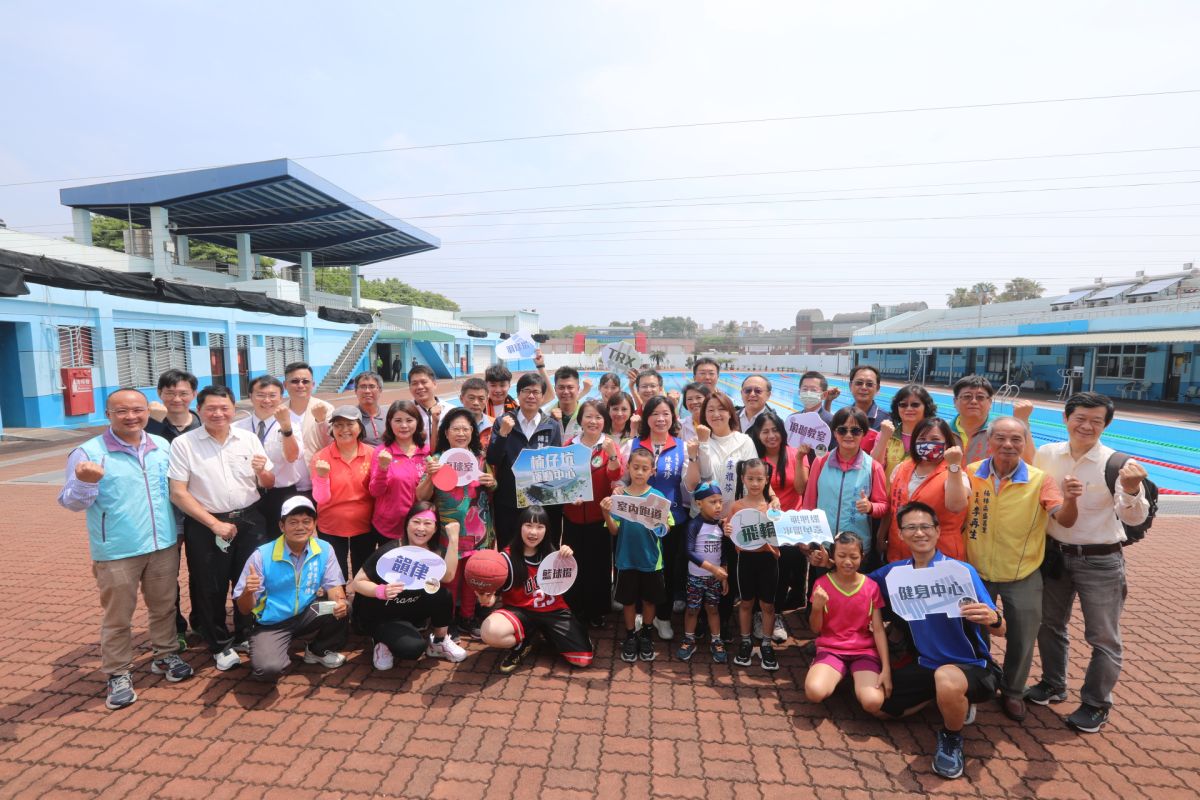 ▲市長陳其邁率市府團隊與左楠區立委劉世芳、在地議員及在地里長共同見證及宣布楠梓運動中心要來了！（圖／高雄市運發局提供）