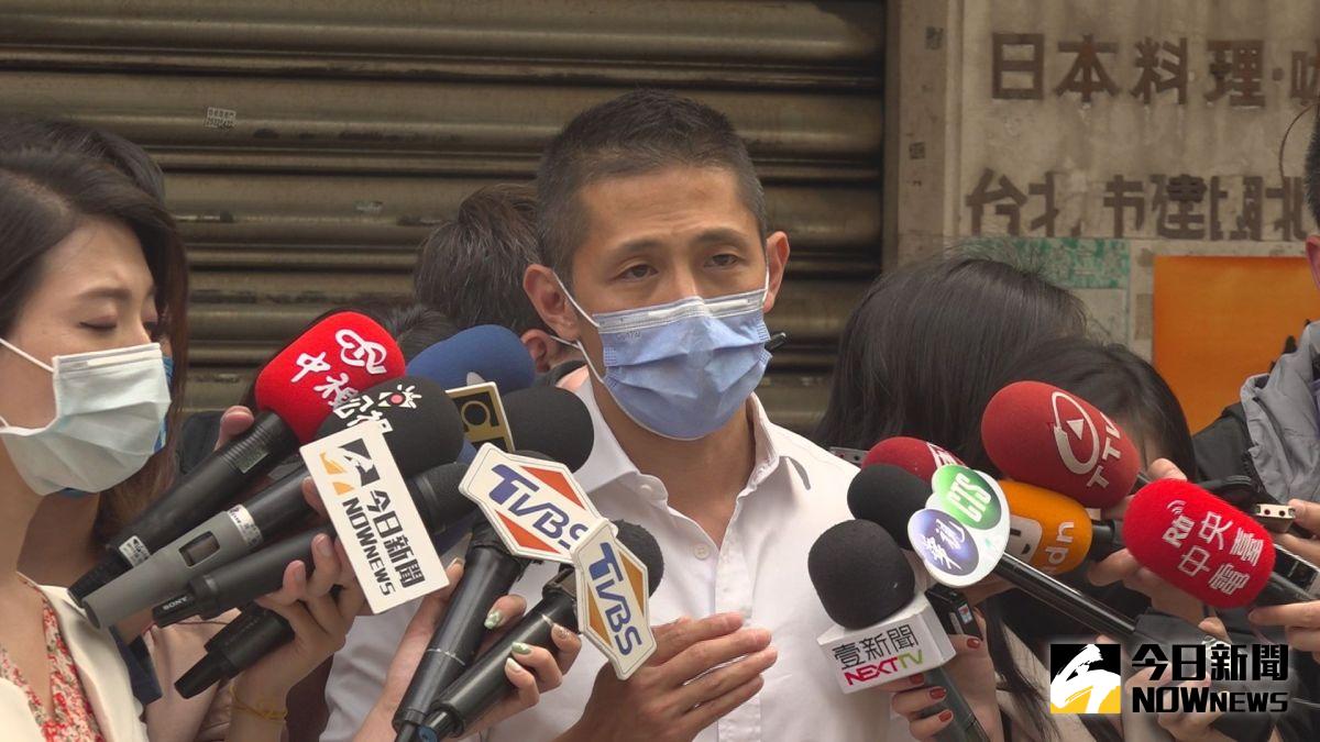 ▲民進黨台北市黨部主委吳怡農2日受訪時並未否認在處理趙介佑黨籍案的過程中，曾與黨主席蔡英文通過電話。（圖／記者王嘉鴻攝 2021.05.02）