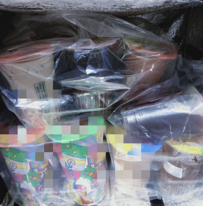 ▲原PO送達時,客人根本沒注意塑膠袋不是店家附的。(圖/翻攝自《UberEats全台討論區》