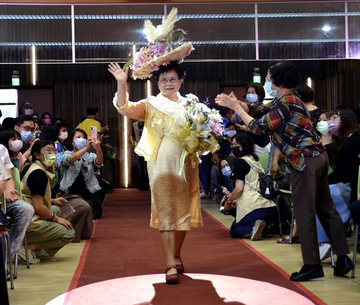 ▲今年的模範母親表揚活動，縣府特別結合花藝設計協會屏東分會以「秀、媽咪」為主題，為接受表揚的模範母親做花卉人體造型並進行走秀活動。（圖／屏東縣政府提供, 2021.05.02）