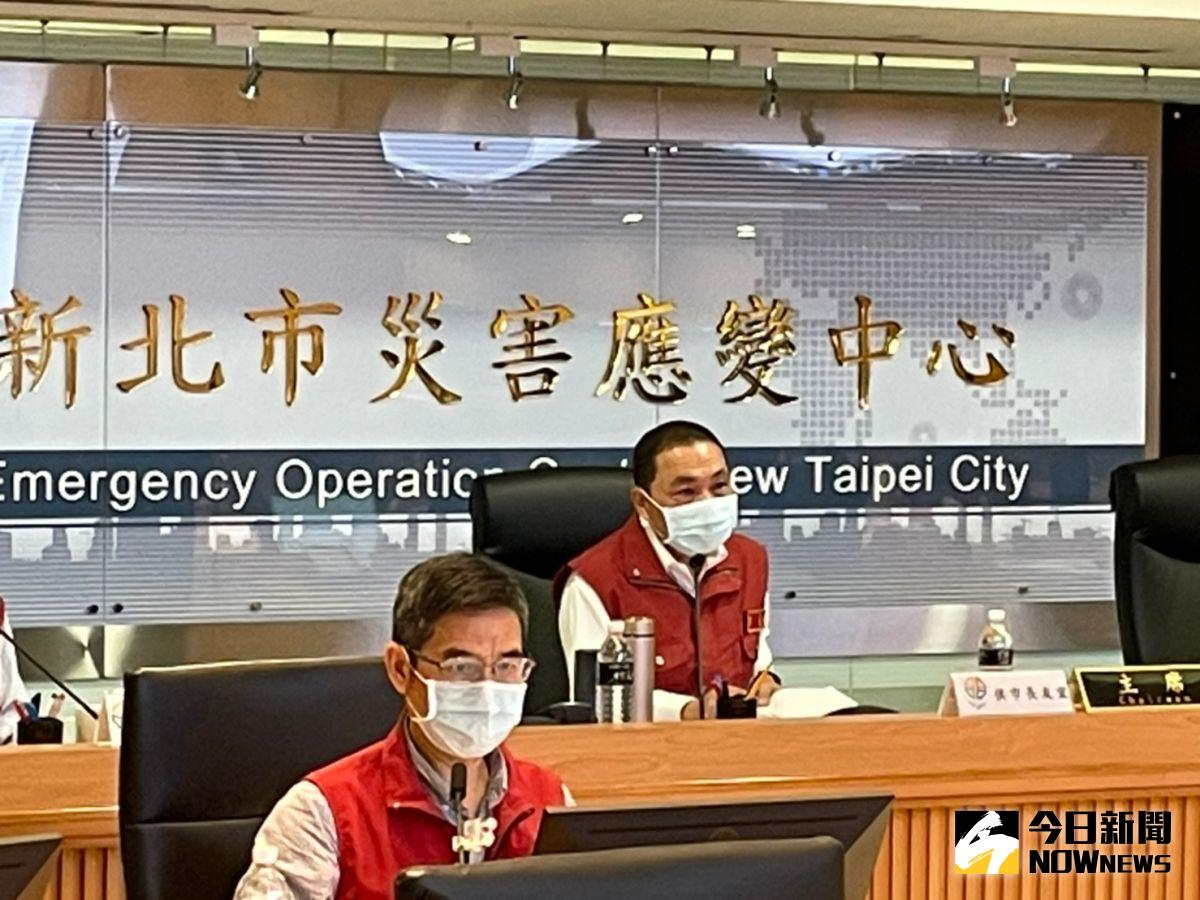 ▲今（2）日新北市政府也緊急召開防疫應變會議，由市長侯友宜親自指揮﹔侯友宜表示，該起群聚案有6名個案居住或足跡曾至新北，影響比部桃還大，不可以等閒視之。（圖/記者陳志仁攝影）