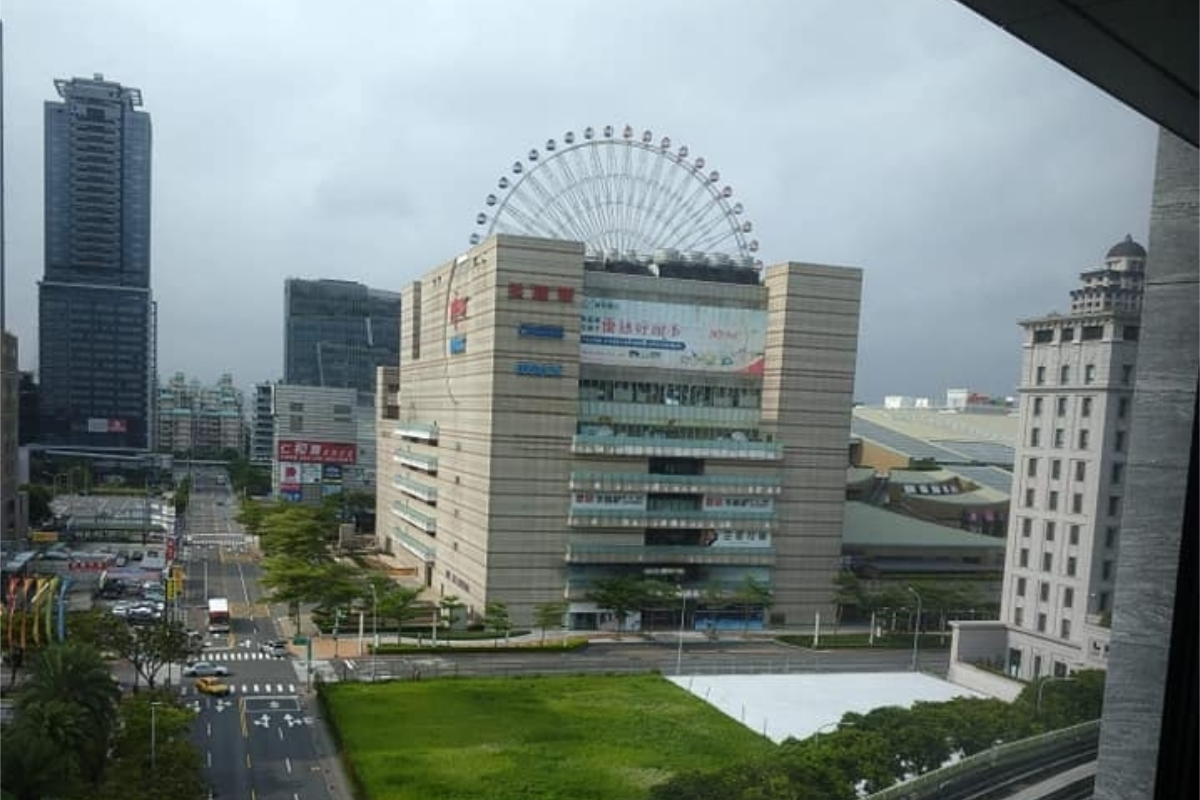 ▲老闆約原PO出遊，並說在美麗華附近訂了一間日租套房，還不用帶任何行李。（圖／翻攝自《爆怨2公社》 ）