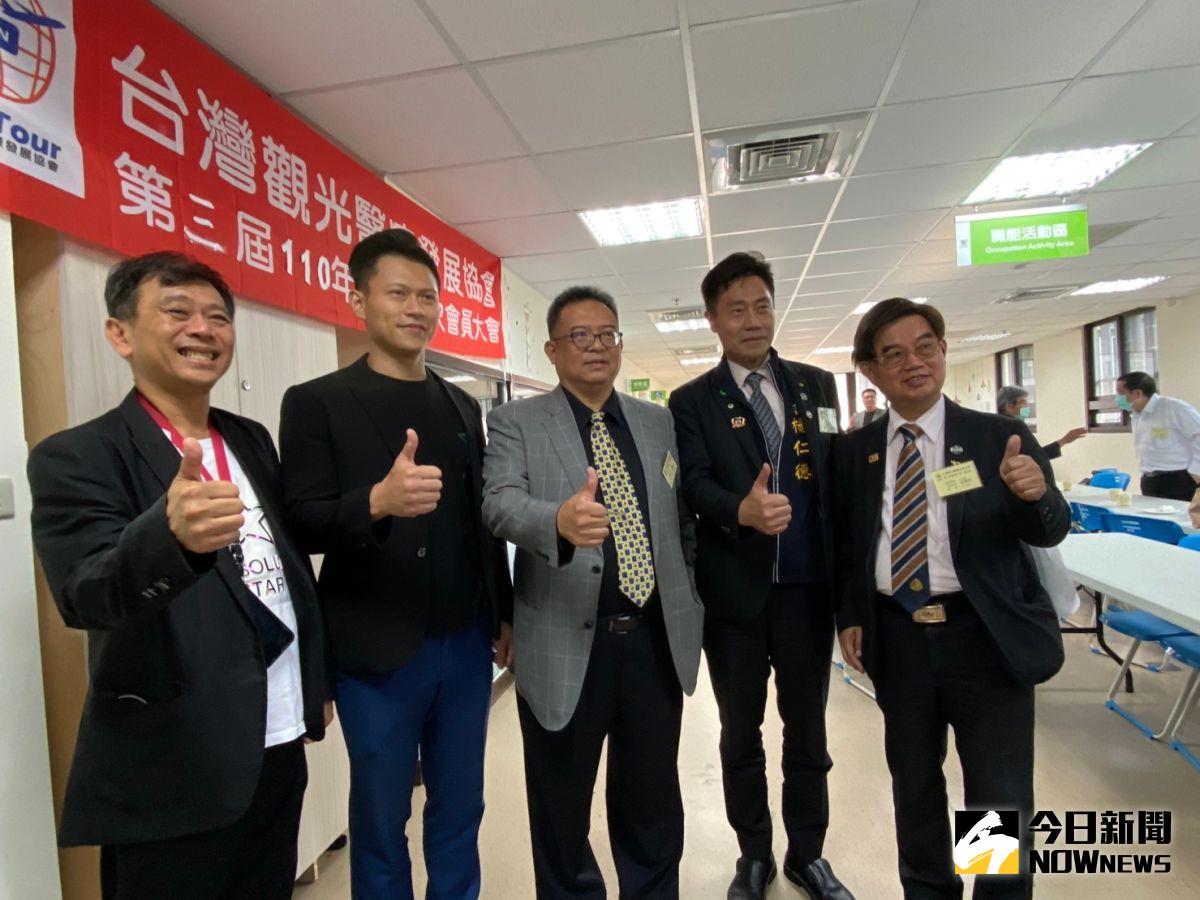 ▲精神科名醫許景琦（中）接掌台灣觀光醫療發展協會理事長。   （圖／記者金武鳳攝，2021.5.3)