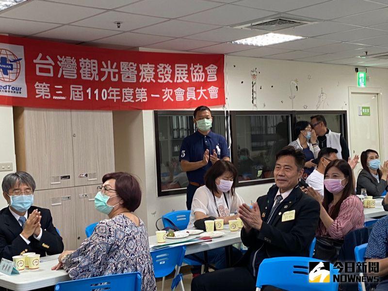 ▲▲台灣觀光醫療發展協會召開第三屆會員大會,改選理監事,並由名醫許景琦當選新任理事長。(圖/記者金武鳳攝,2021.5.3)