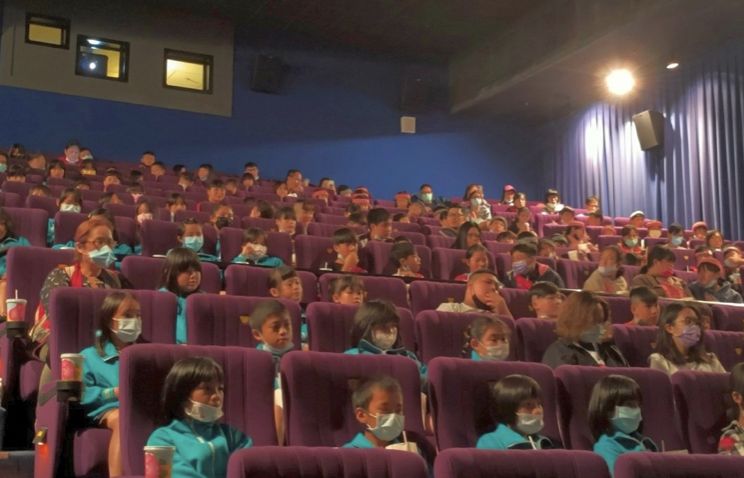▲新竹縣政府和財團法人新竹縣潤聲教育基金會舉辦的原住民學童欣賞電影公益活動。(圖／新竹縣政府提供)