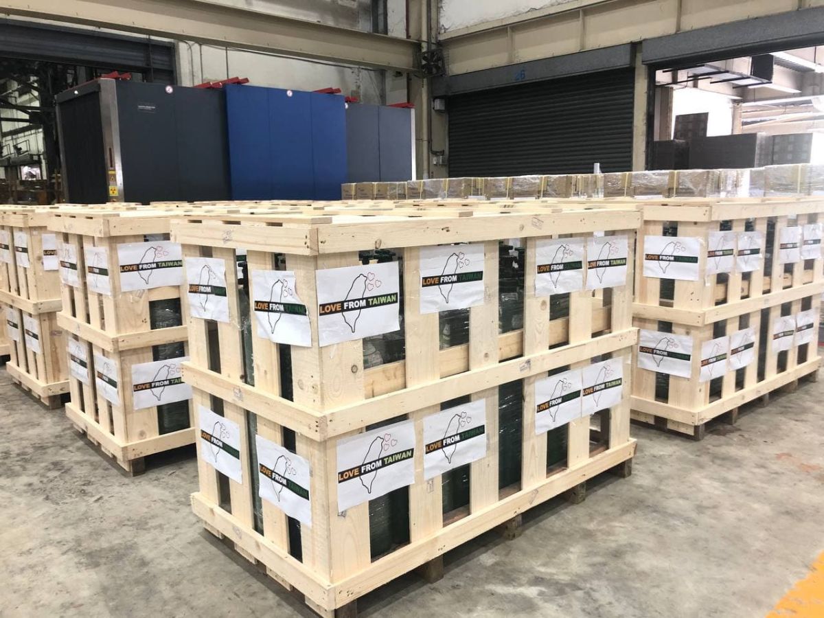 ▲印度疫情失控，外交部援助印度500個氧氣瓶。（圖／外交部提供）