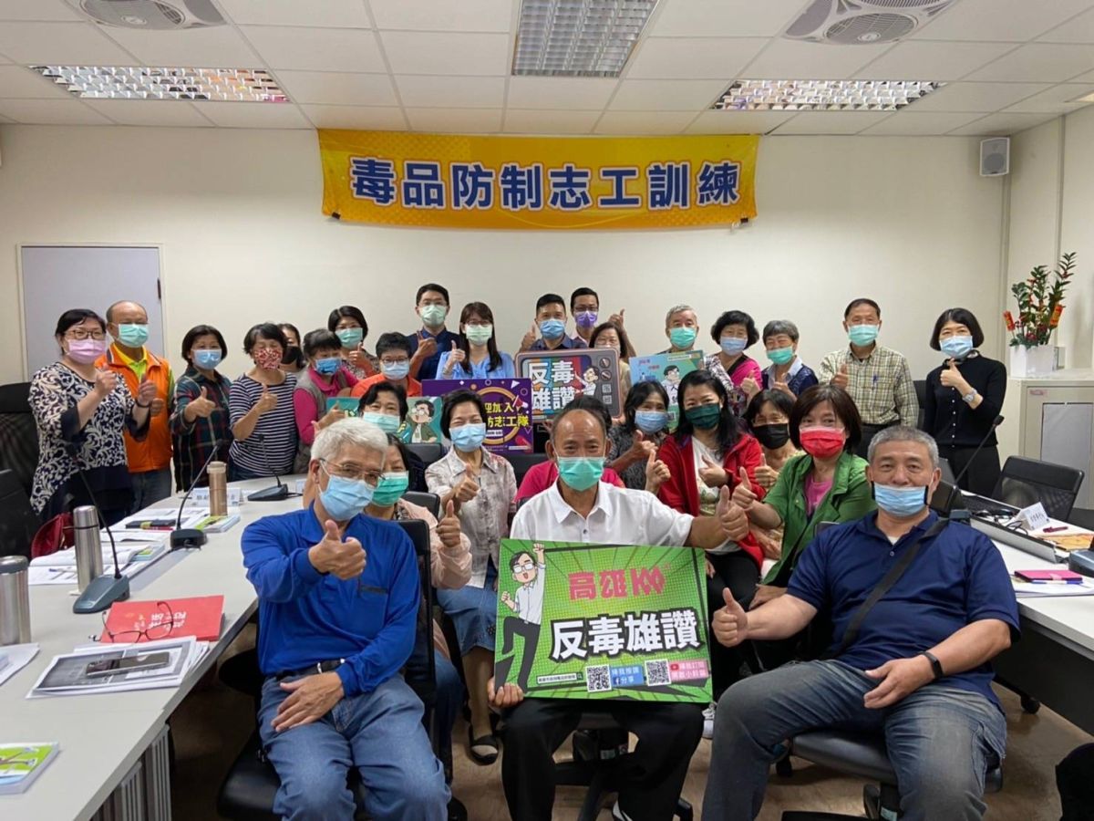 ▲毒防局自市府五局借將專業志工，並輔以毒防專業知能培訓，業於4月30日完成第一梯次培訓28人。（圖／高市府毒防局提供）