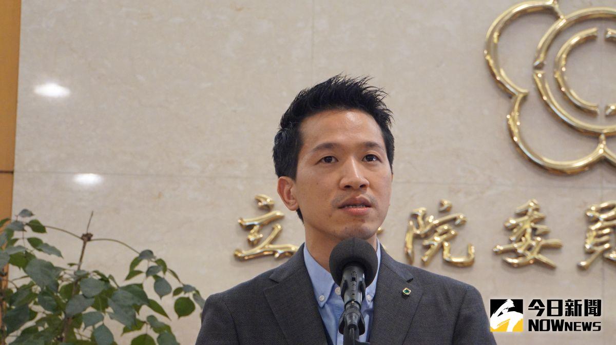 ▲流行疫情指揮中心昨（28）日公布，新冠肺炎單日死亡人數創新高，達13人﹔民進黨立委何志偉深夜證實，其中1人是他的助理。（圖／記者呂炯昌攝）