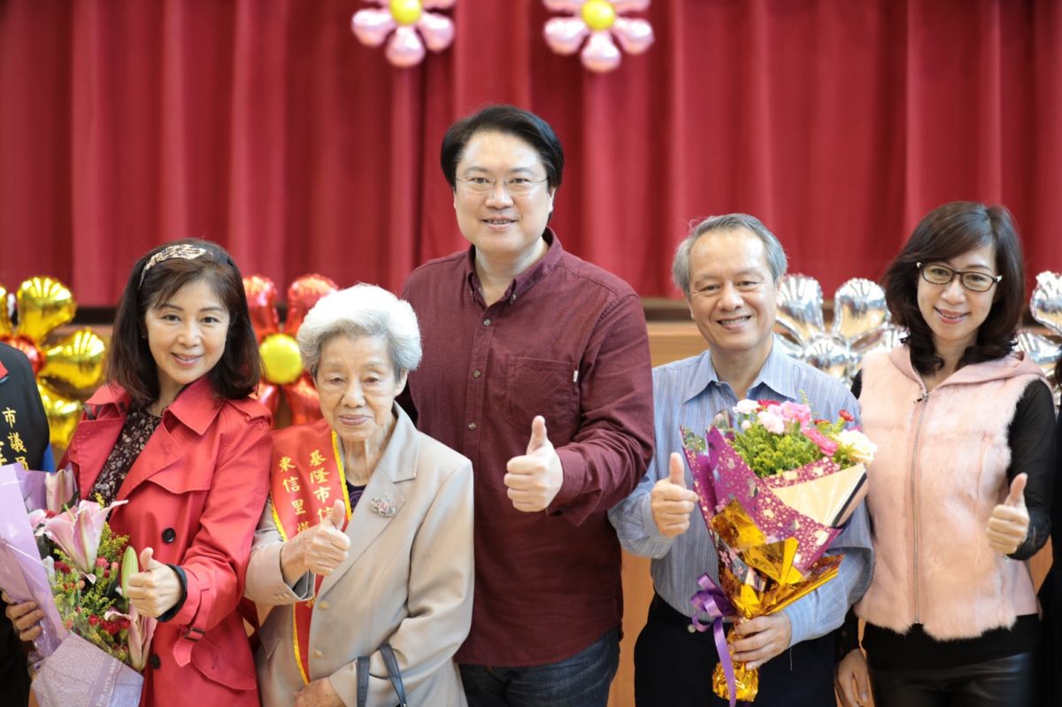 ▲基隆市信義區公所今（3）日舉辦模範母親表揚大會，市長林右昌親自表揚各里推薦的模範母親。（圖／基隆市政府提供）