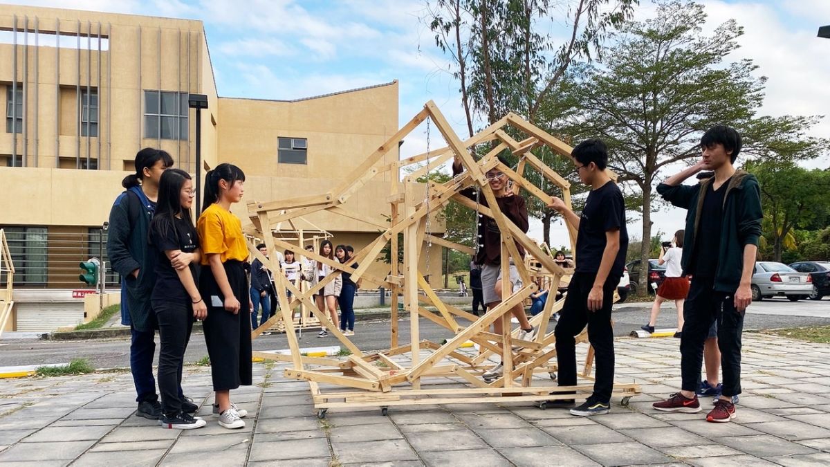 ▲「高中職學生暑期建築體驗營」讓對於高中職學生，可以透過實際體驗的過程，了解且尊重建築教育之內涵。（圖／高雄市建築師公會提供）