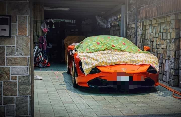 ▲近期一名女網友經過天母某處豪宅時驚見屋主將棉被批在要價1600多萬的麥拉倫720S跑車上。(圖/ 擷取自《爆怨2公社》)