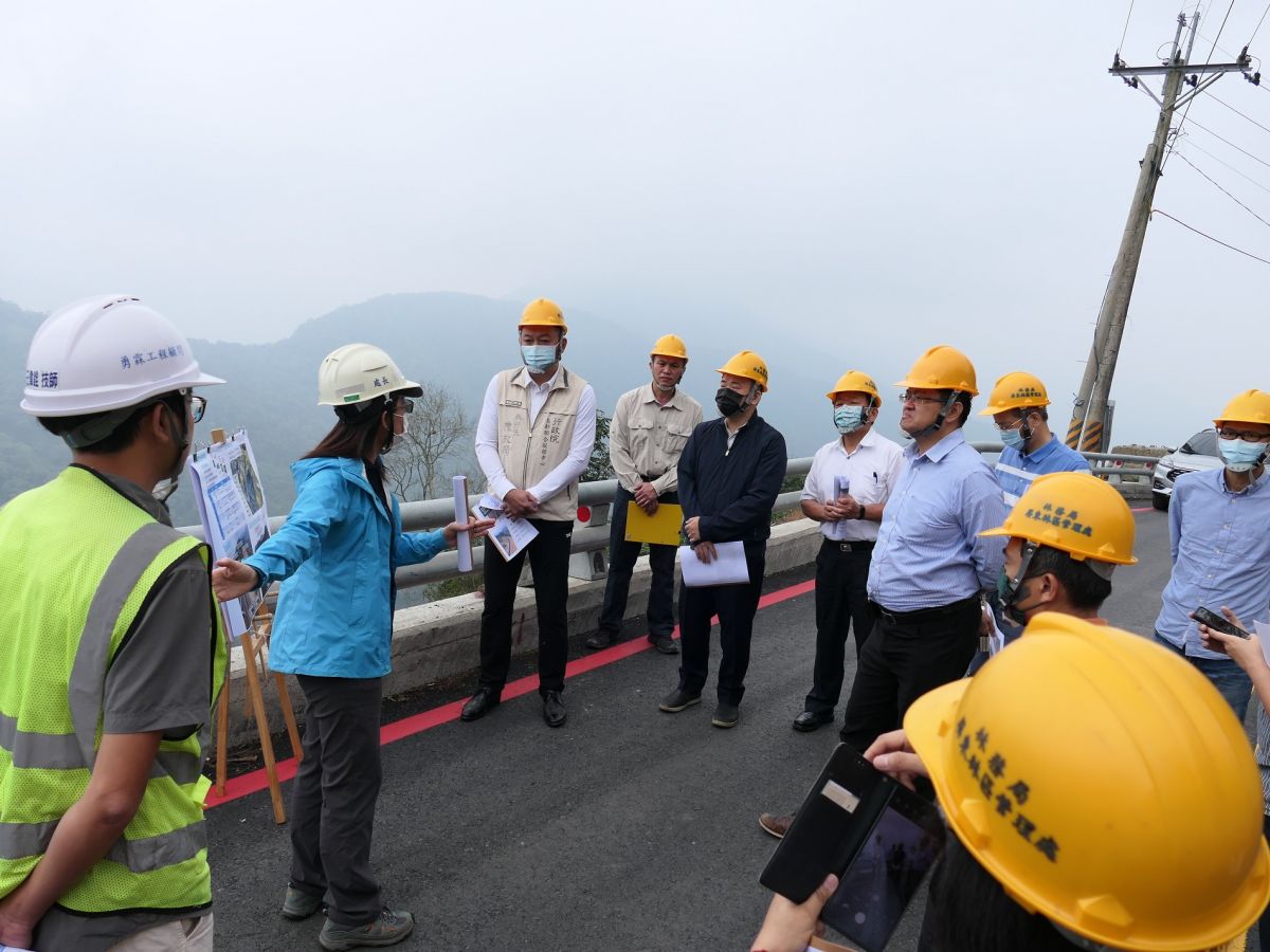 ▲行政院南部聯合服務中心執行長陳政聞今天在藤枝森林遊樂區開園前會勘，屏東林管處處長楊瑞芬向陳政聞進行簡報。（圖／行政院南服中心提供）