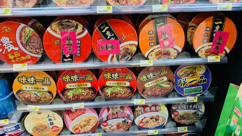 ▲原PO貼出超商泡麵區的照片,崩潰直喊「已經在這半小時,不知如何下手」。(圖/翻攝爆廢公社臉書)