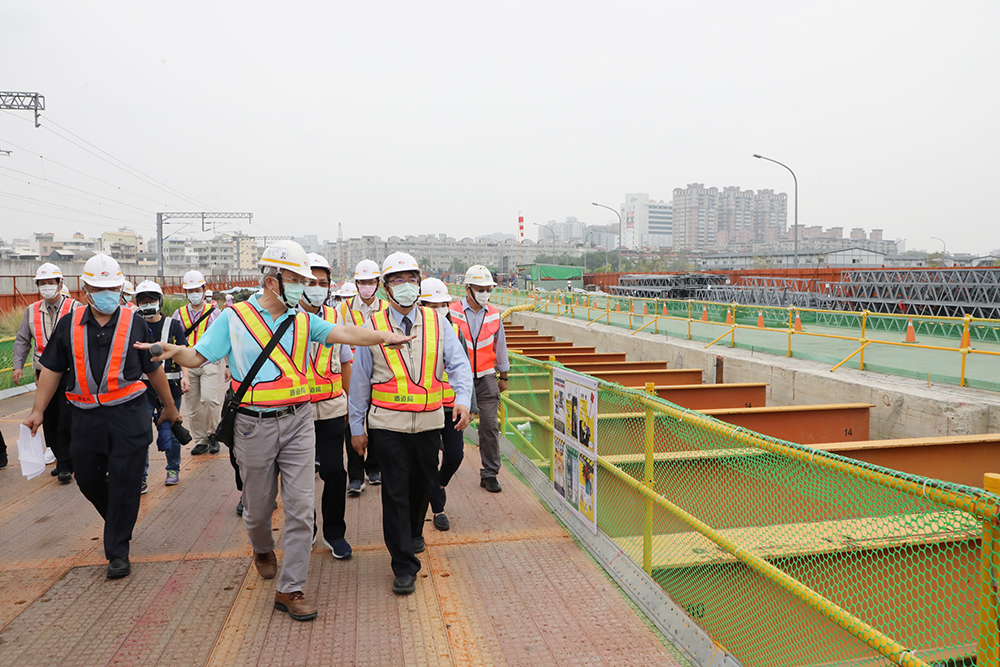 ▲黃偉哲今早赴台南鐵路南台南站工區視察工程進度（圖／記者林怡孜攝，2021,05,03）
