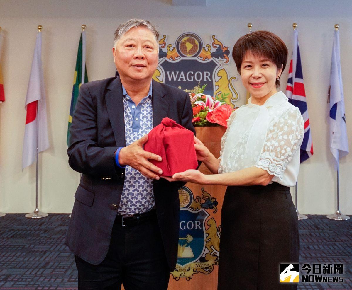 ▲「滿級分校長」張祝芬接掌葳格中學部，創辦人袁昶平見證完成印信交接。（圖／記者金武鳳攝，2021.5.3)