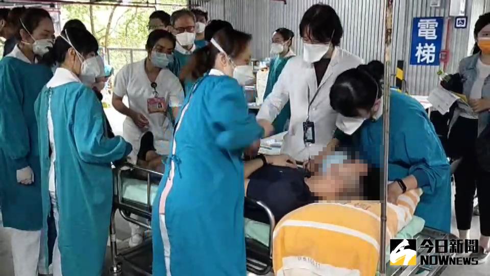▲陳時中前腳剛走，就有一名男子打完針後出現頭暈不適且血壓過低現象，當場由醫護人員送到擔架直接送往急診室觀察治療。（圖／記者李春台攝，2021.05.03）