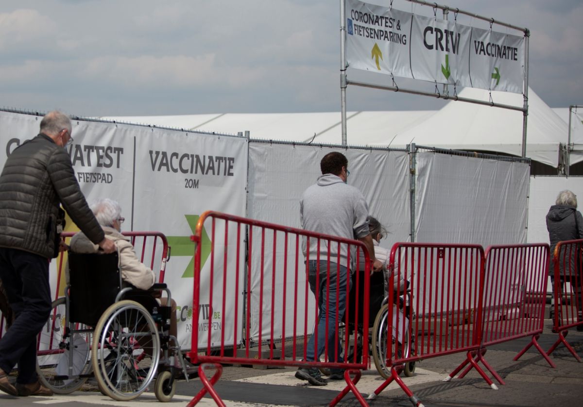 ▲比利時因應COVID-19（2019冠狀病毒疾病）病例持續上升，決定先對包括癌症及接受器官移植等免疫系統功能較弱者施打第3劑疫苗；至於高齡者是否納入尚待評估。圖為比國民眾排隊等接種疫苗。（圖／美聯社／達志影像）