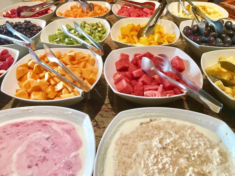 ▲搜狐美食專欄《小乾倩倩的遊戲的美食》指出,韓國人吃buffet必拿水果。(圖/取自pixabay)