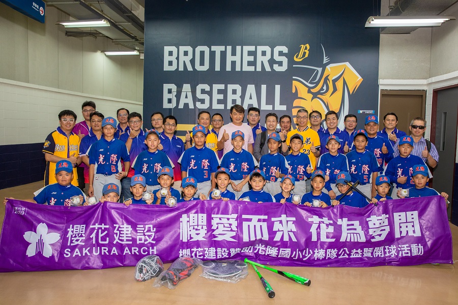 ▲櫻花建設總經理陳世英日前聯手恰恰彭政閔，在洲際棒球場開出漂亮好球。（圖／資料照片）