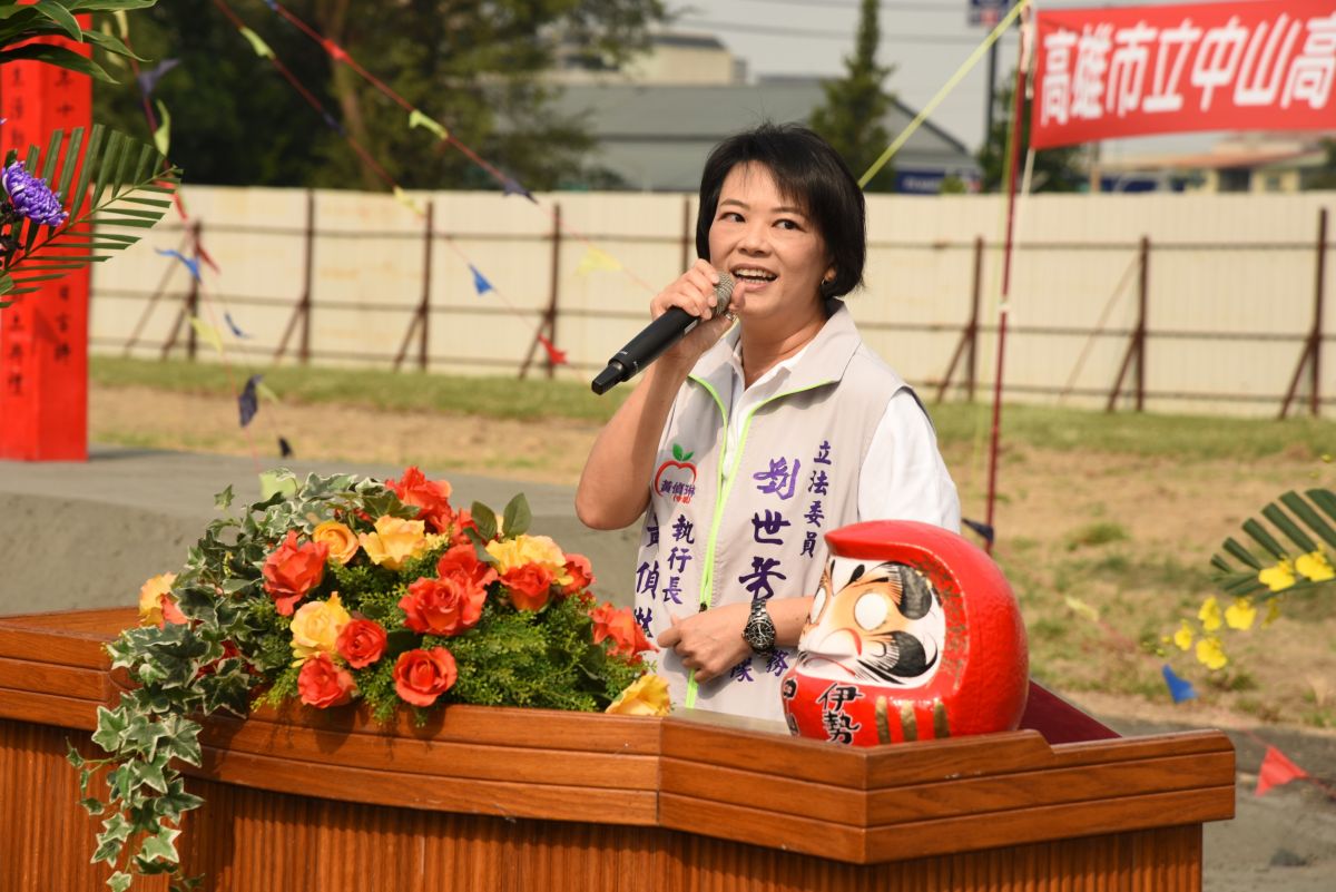 ▲現為立委劉世芳服務處執行長的黃偵琳提醒李眉蓁，別忘了她父親因朱安雄議長賄選案，收受500萬被判刑1年並解職。（圖／黃偵琳提供）