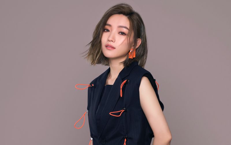 ▲閻奕格分享微想劇《愛的奧特萊斯》觀後感,透露如果是自己的話,不願意用歌聲換愛情。(圖/華研國際提供)