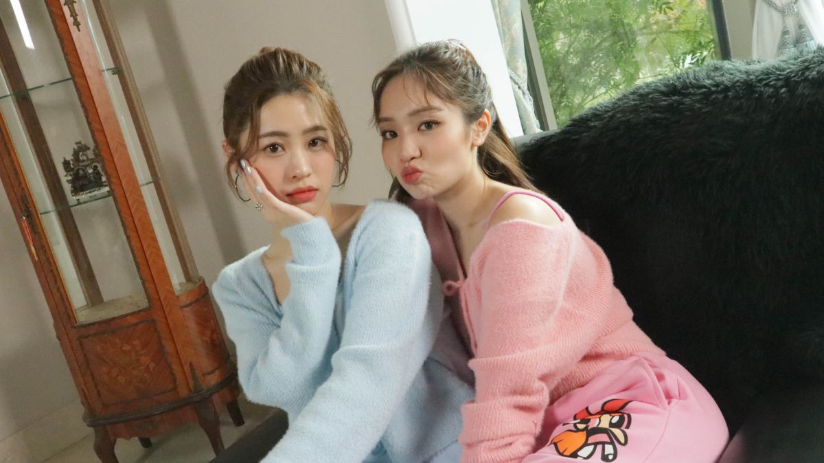 ▲張語噥（左）日前在IG曬出自己與閨密陳芳語腰部以下的照片，公布2人合作新曲，而在新歌中，她還上演在浴缸裡唱歌的可愛橋段。（圖／上城娛樂提供）