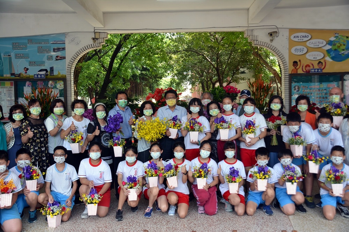 ▲屏東縣是臺灣花卉重要的生產基地，屏東縣政府特別邀請台灣花店協會在縣內56所學校推動花藝美學教育，紮根校園花卉推廣。（圖／屏東縣政府提供, 2021.05.04）