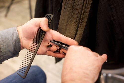 ▲元宵節當天最好暫緩理髮行程！因「髮」諧音同「發」，小心這一刀下去，把今年的發財路也跟著剪斷了。（示意圖／取自PhotoAC）