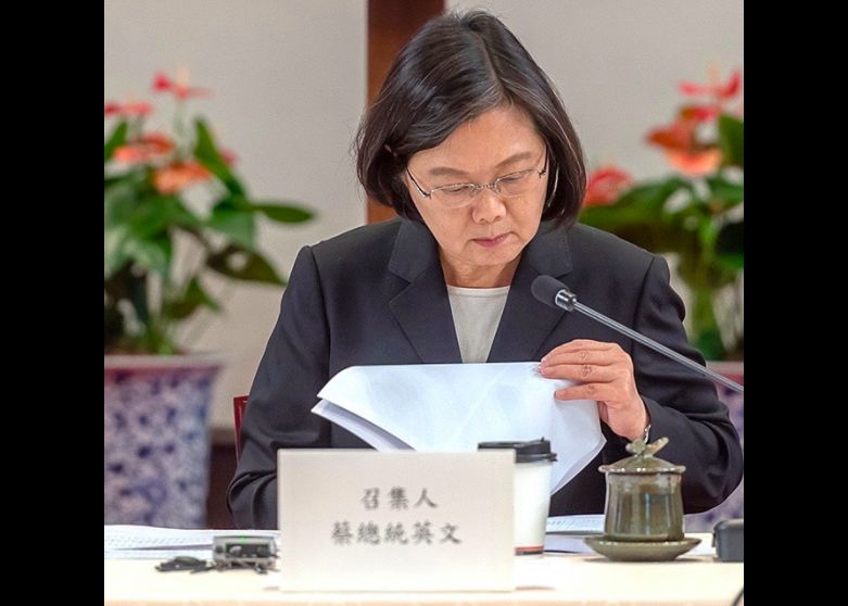 ▲面對藻礁公投,行政院提出「三接外推」的評估方案,總統蔡英文昨(4)晚在臉書發文表示,對於公投的考驗,社會上有不同的聲音,負責任的執政黨,不會是鐵板一塊,會面對民眾的聲音。(圖/翻攝蔡英文臉書)