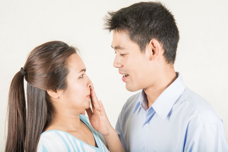 ▲若另外一半有口臭的話，恐影響兩人的親密關係。（圖／Shutterstock）