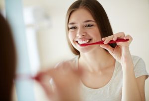 ▲健康的牙齦是不會流血的，刷牙或是使用牙線時看到牙齦出血 ，可能是 牙齦有問題的徵兆。（圖／Shutterstock）