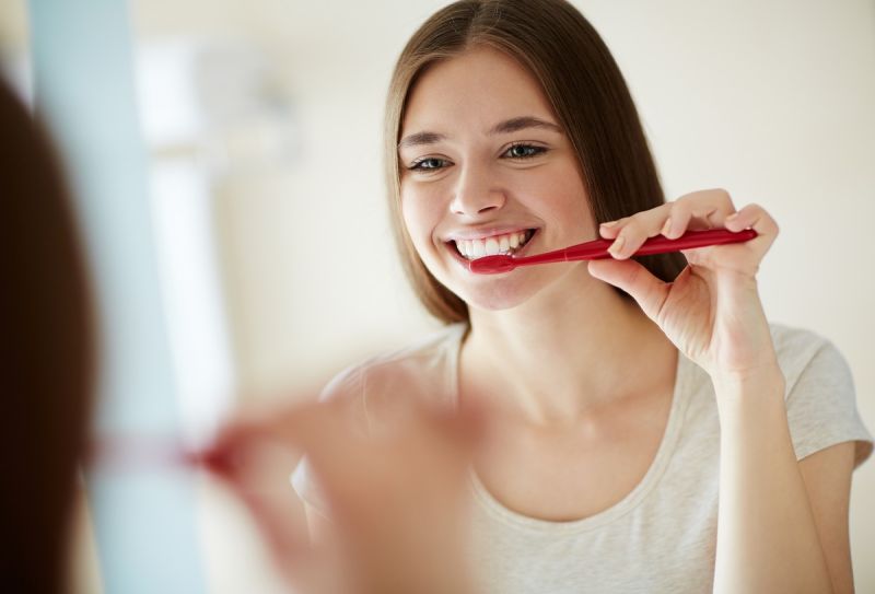 ▲健康的牙齦是不會流血的，刷牙或是使用牙線時看到牙齦出血
