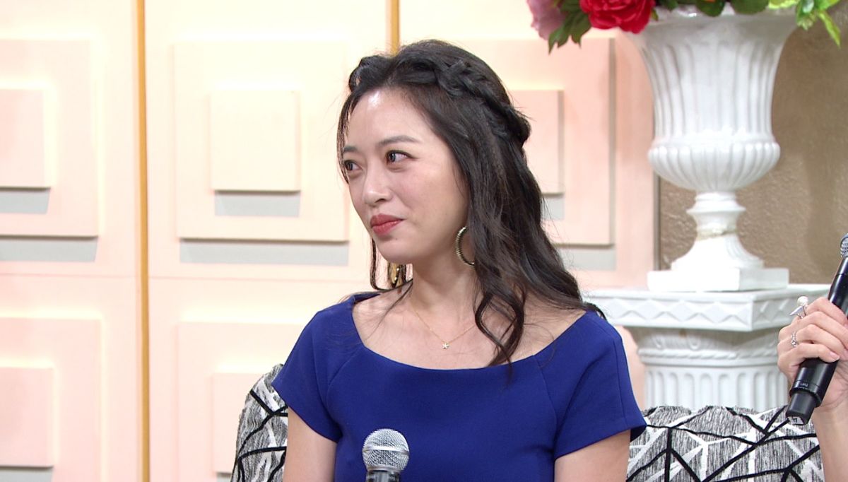 ▲彤彤自曝產後放風揪閨蜜嗨唱，閨蜜在包廂幫擠奶，內衣濕一片。（圖／年代提供）