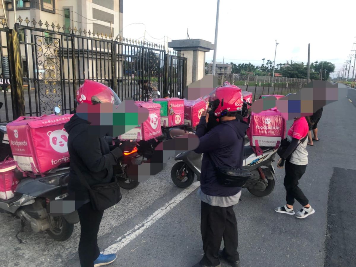 ▲一名女網友痛批有10名外送員遭惡搞，超過上萬元的餐點就這樣被棄置在校門口外。（圖／翻攝自臉書社團《外送員奇聞怪事》）