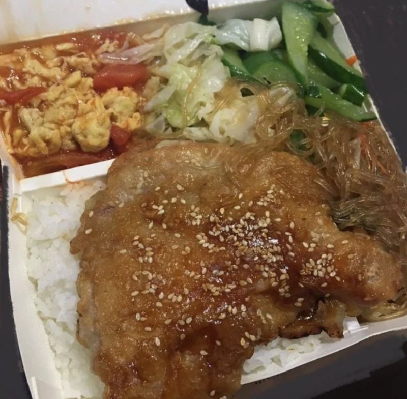 ▲一名女網友分享自己在板橋買到的超大雞腿排便當,貼文一出,網友全暴動了。(圖/翻攝自《Dcard》)