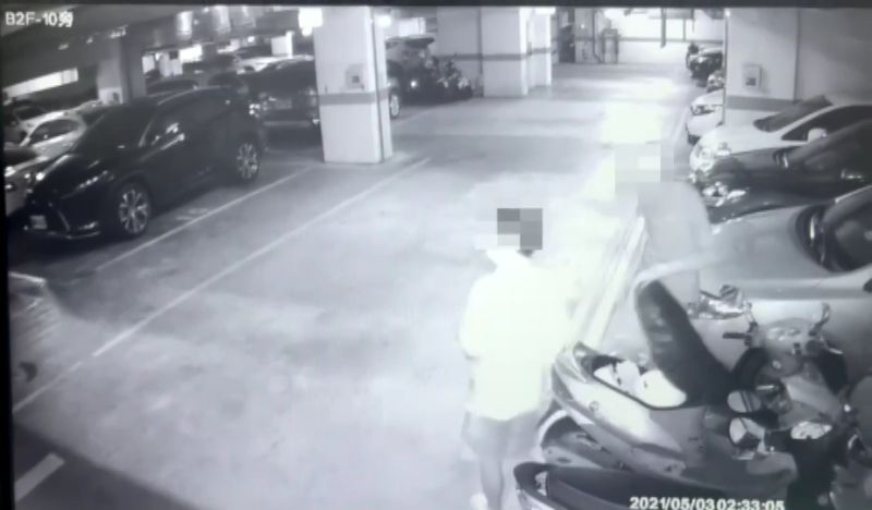 ▲李姓男子偷社區車輛上的零錢食髓知味,再度到停車場想要犯案時卻在電梯前遇見前來查案的員警。(圖/蘆竹分局提供)