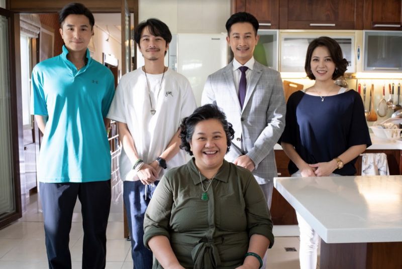 ▲王少偉(左起)、楊銘威、Darren、蘇晏霈與鍾欣凌母子合照。(圖