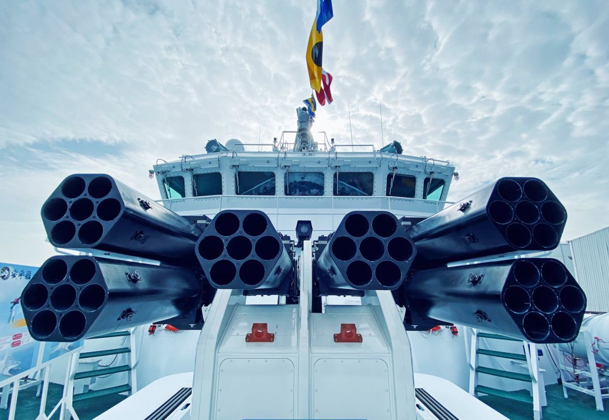 ▲海巡署大型巡防艦配置鎮海火箭彈，雖然威力很大但確有彈著不精確與承平時期不敢用的缺點。（圖／海巡署艦隊分署）