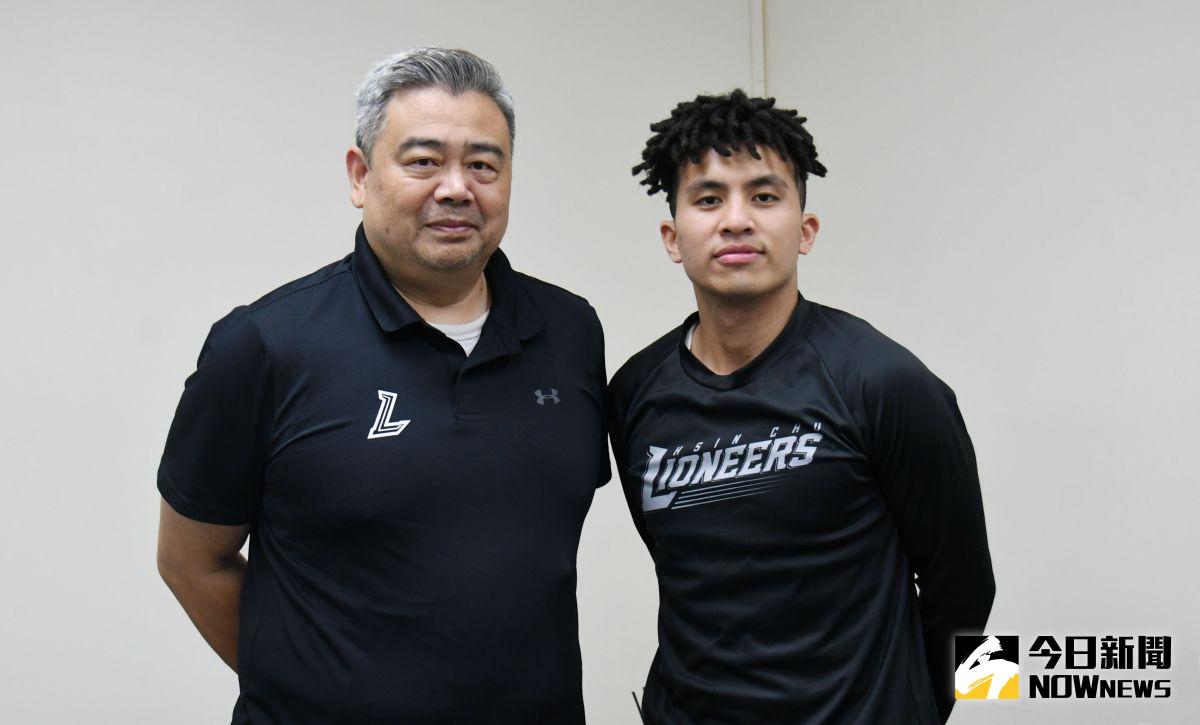 ▲主持人肯尼哥曾在節目中承諾會邀請新竹街口攻城獅的「某高姓球員」上節目，因此高國豪特別抽空與肯尼哥來段精采的訪談。（圖／林調遜 攝）