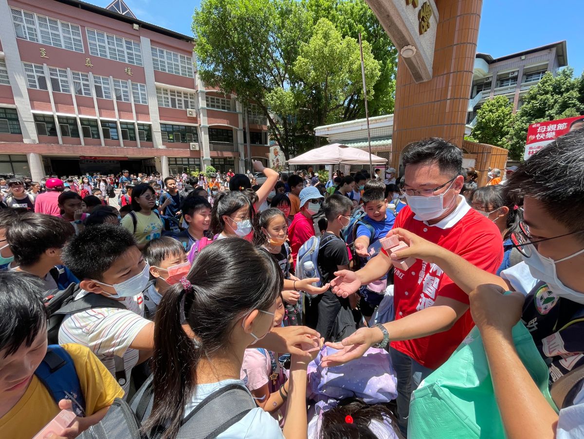 ▲母親節即將來臨，高雄市議員林智鴻，今年延續傳統並兼顧防疫新生活，規劃母親節限定「玫瑰皂」贈送心意。(圖／市議員林智鴻提供)